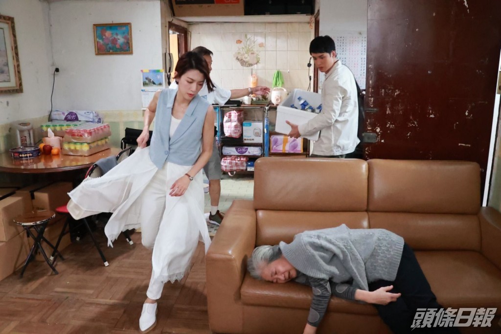 蔡思貝和何廣沛拍攝一場用中醫技術為婆婆急救的戲分。